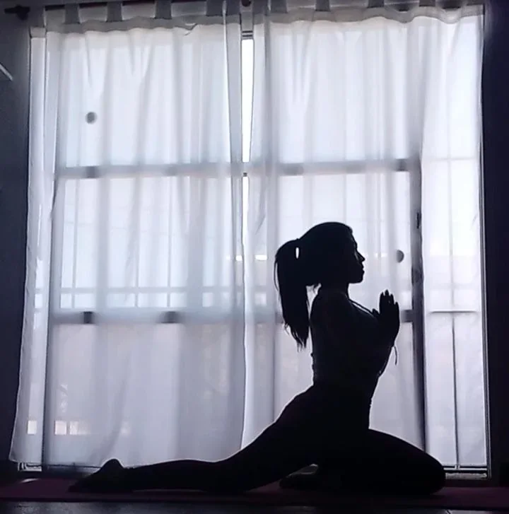 Postura de yoga con manos en oración