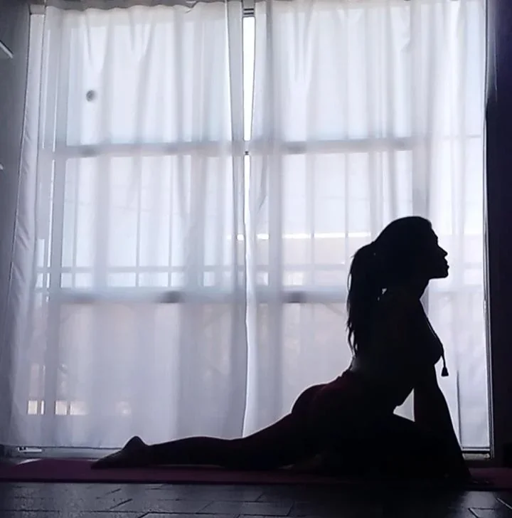 Postura de yoga suave sobre mat