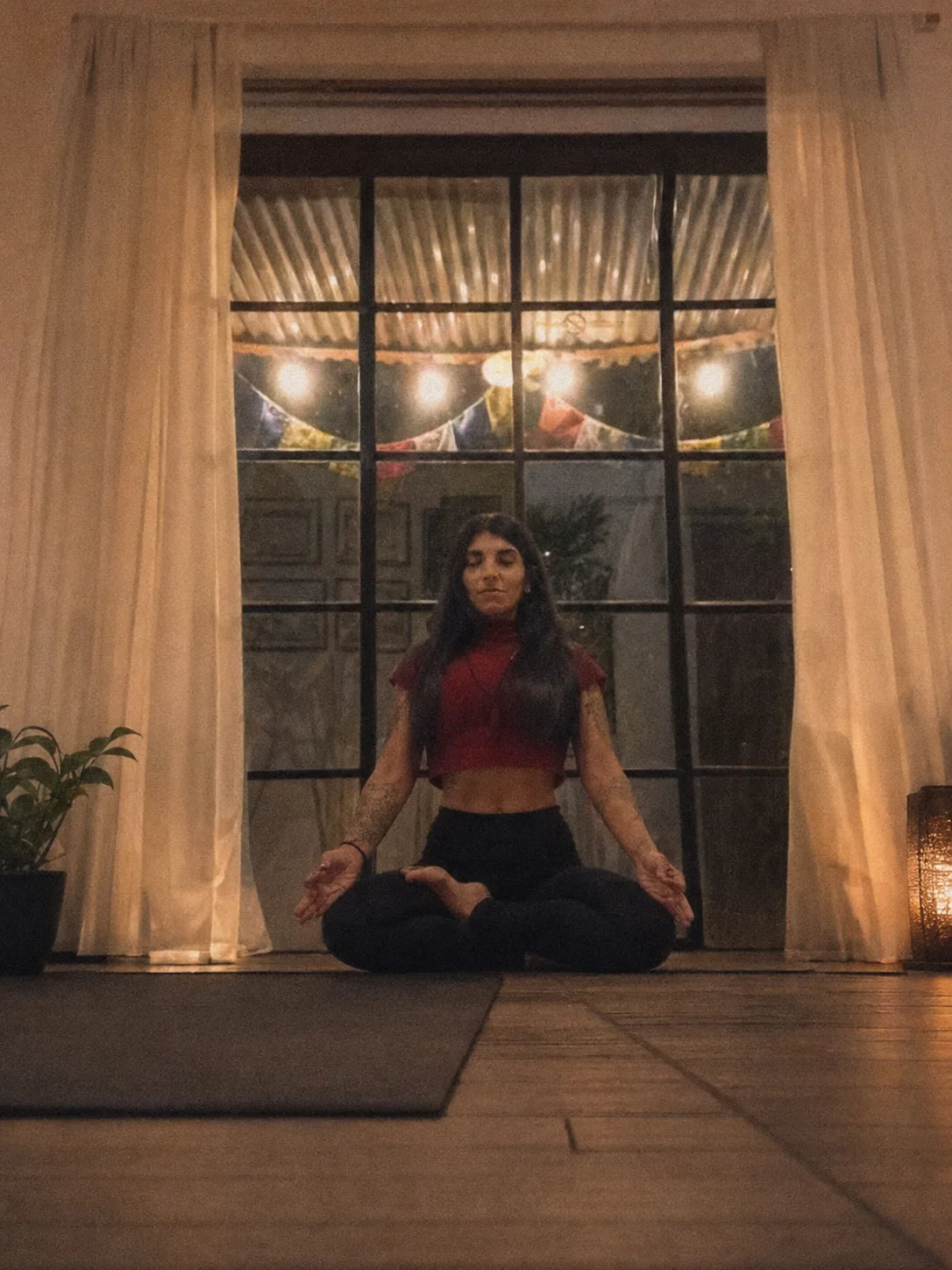 Ceci sentada en postura meditativa