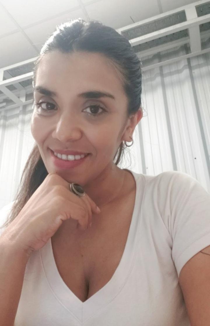 Ceci sentada en postura meditativa